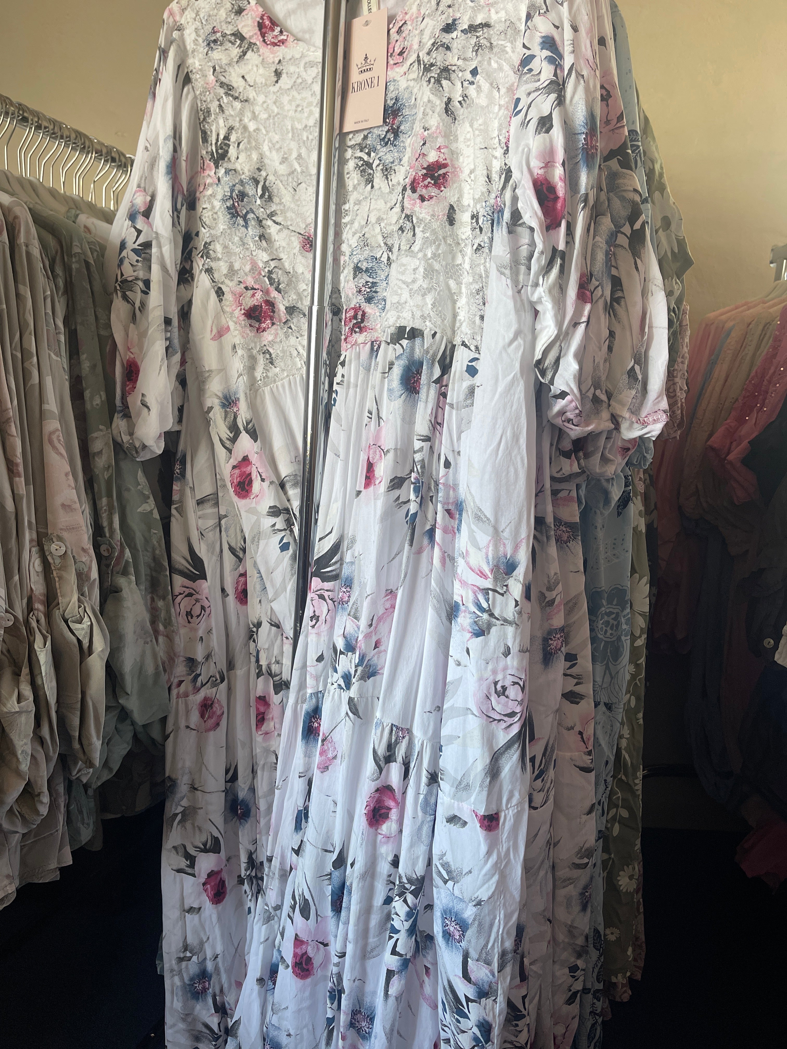 Kjole med blonde bord og blomster print by Miss Style