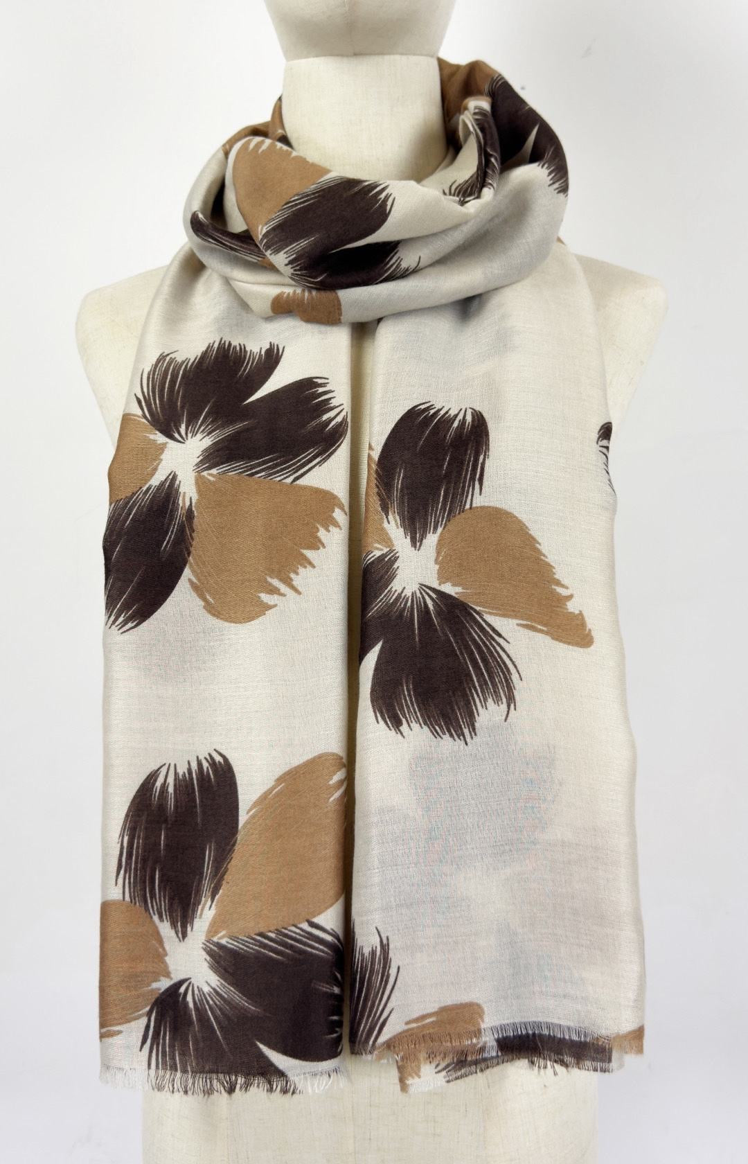 Beige tørklæde med brune blomster - ITJULI25 by Katier