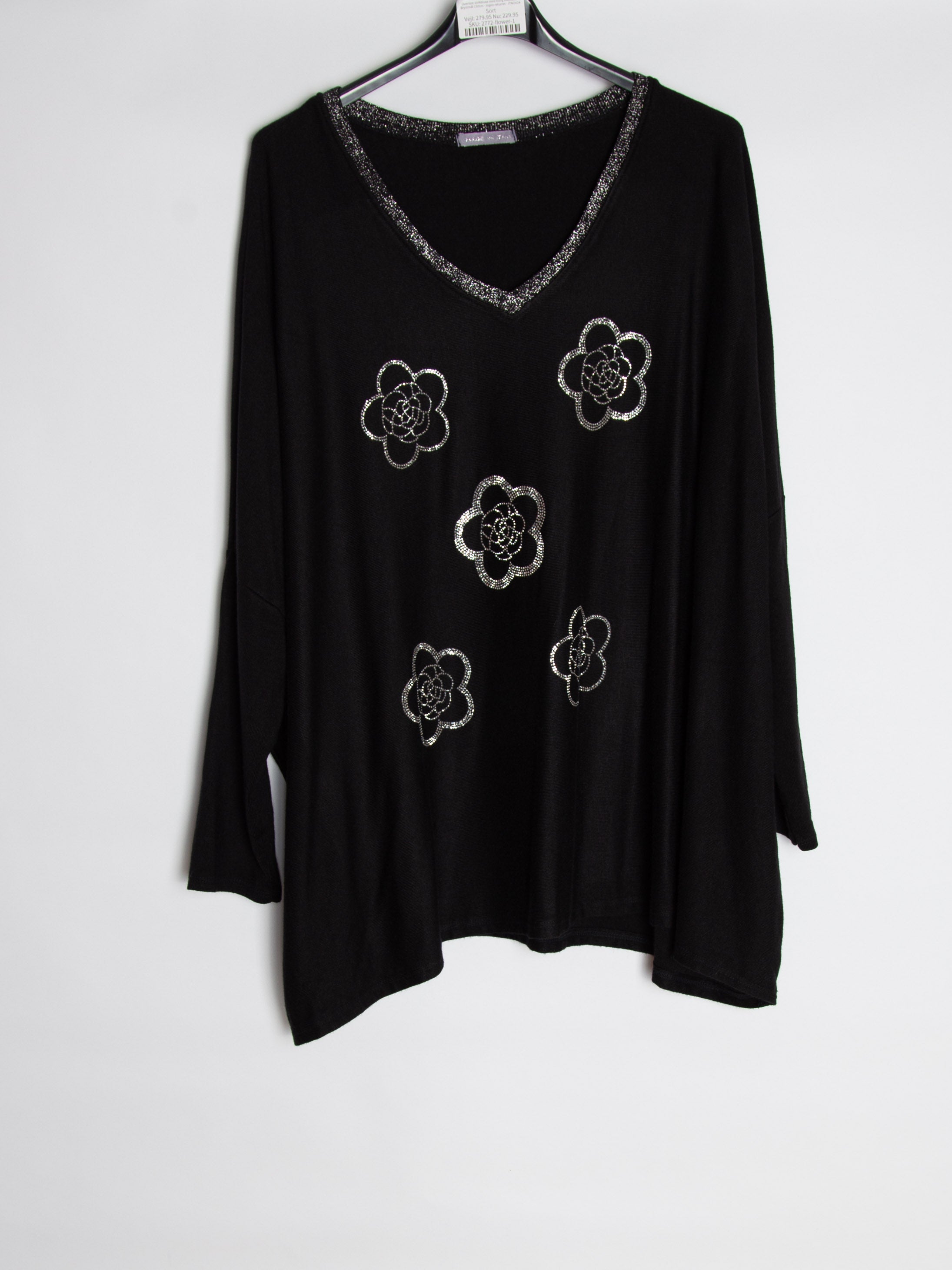 Oversize strikbluse med bling blomster - Brystmål 150cm - Ingen returret - ITNOV24 by Krone 1