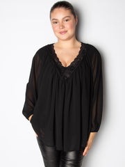 Bluse med blonde v udskæring by Krone 1