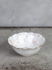 Ymer- eller salatskål i porcelæn med blomstermønster by C&E