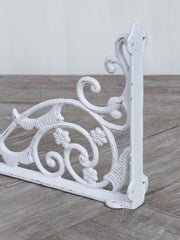 Hvid hyldeknægt i fransk landstil 33x4x21 cm by C&E