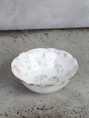 Ymer- eller salatskål i porcelæn med blomstermønster by C&E