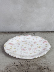 Stor tallerken med blomstermotiv og guld kant – romantisk elegance til dit bord by C&E