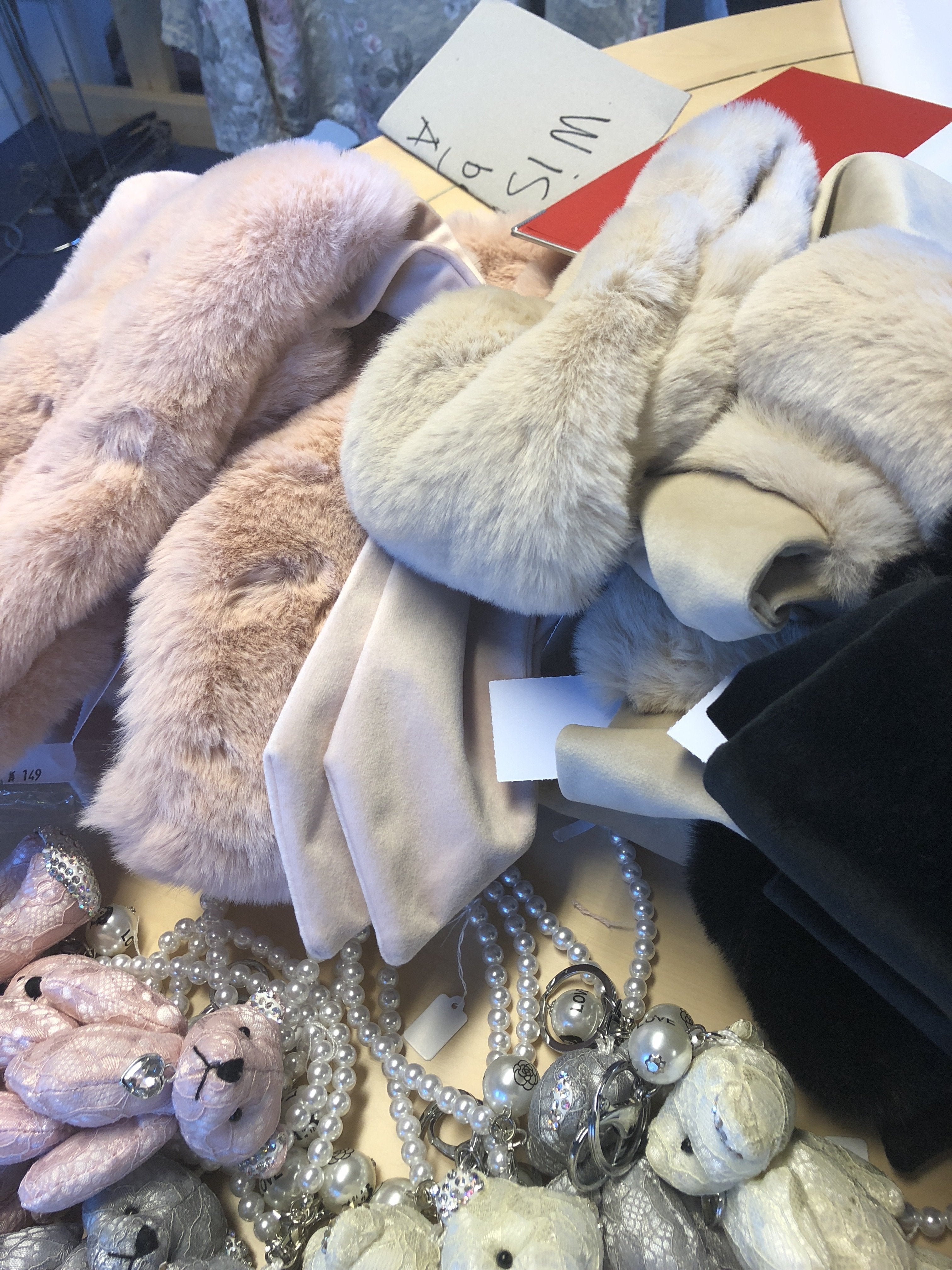 Aniyah – Beige Pels Krave by Krone et