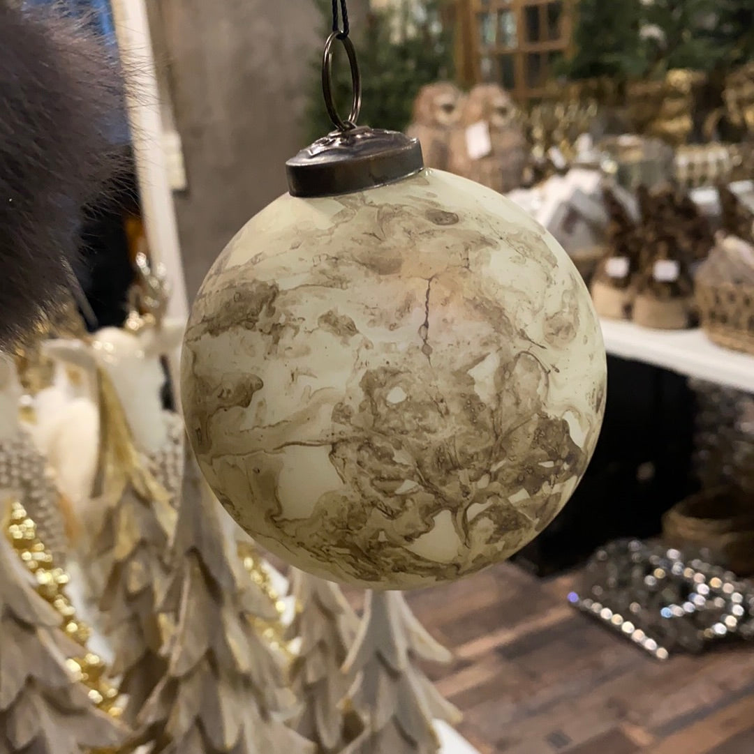 Julekugle – Mat guld marmorlook (ophæng) by CM