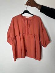 Bluse med flæse og blonde - ITJULI25