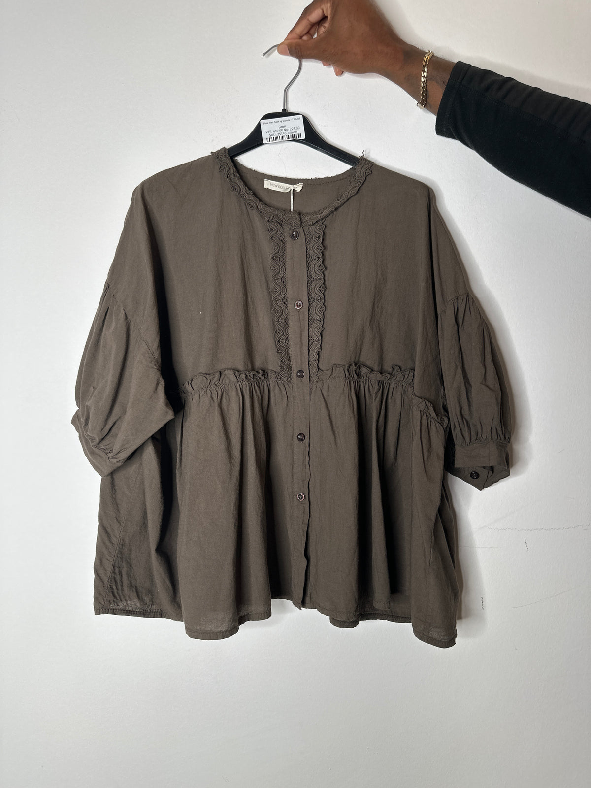 Bluse med flæse og blonde - ITJULI25
