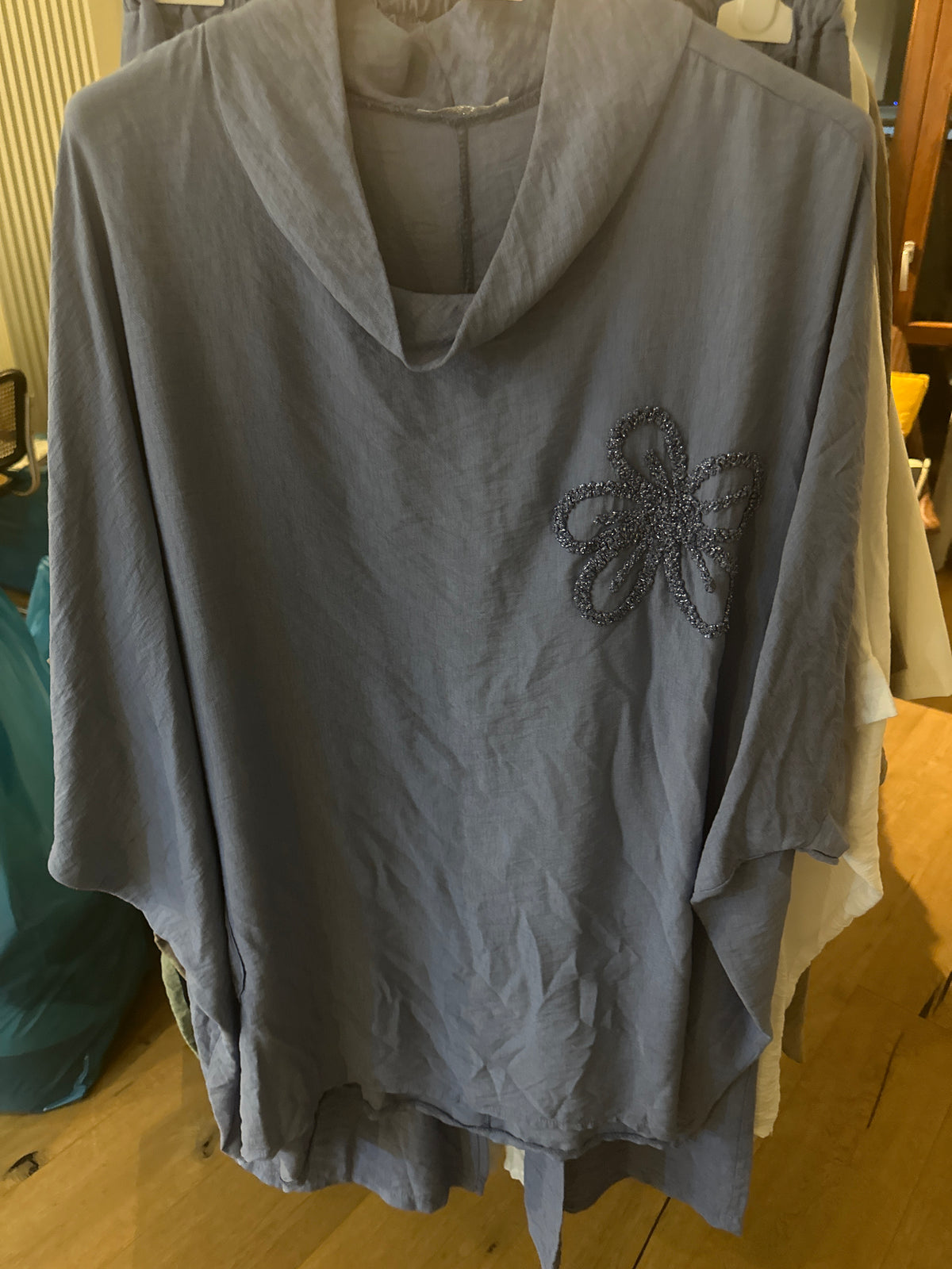 Oversize bluse med blomst - ITMARTS25