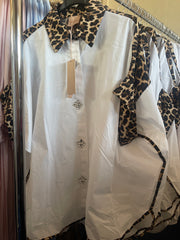 Hvid skjorte med leopard kontraster
