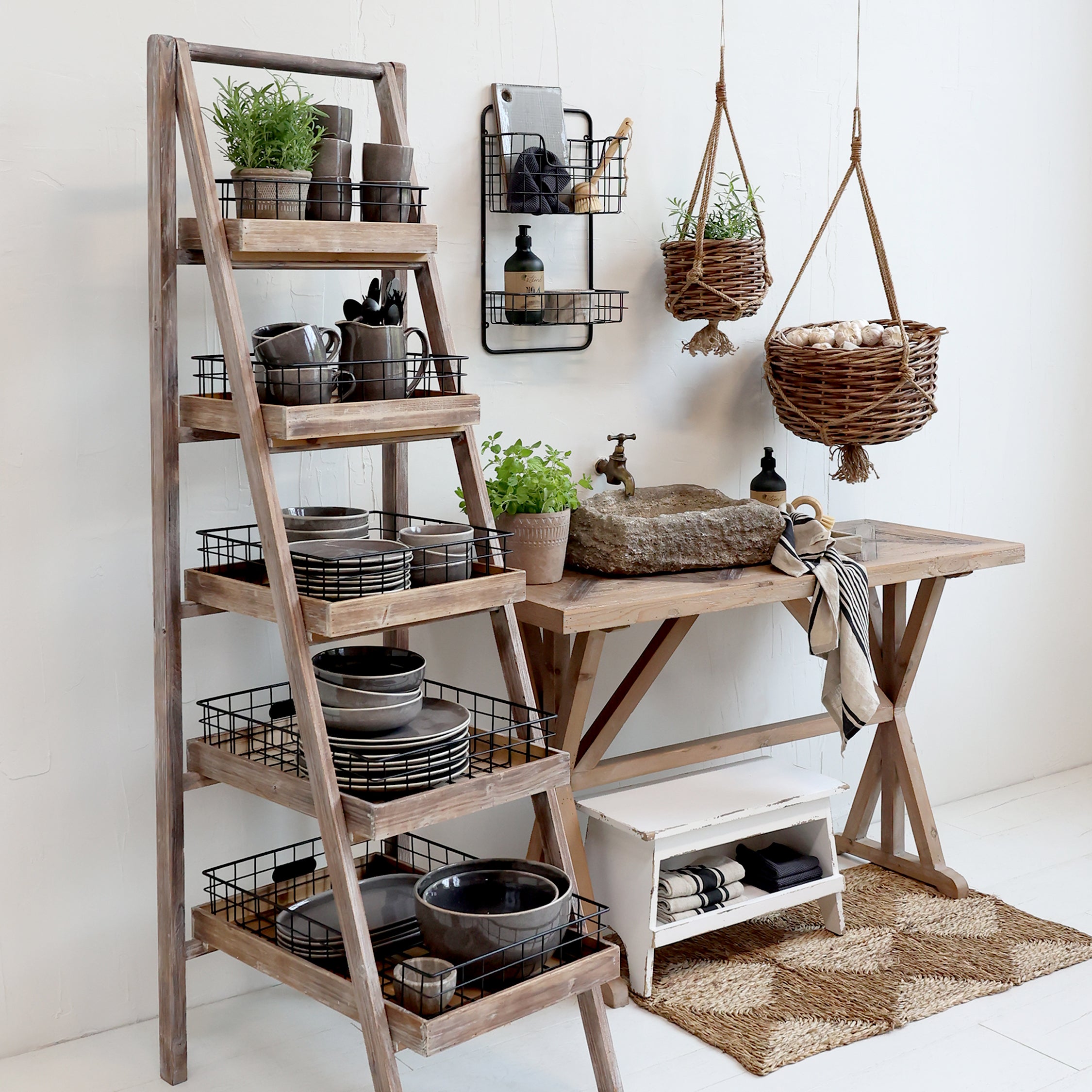 Reol m. 5 hylder og kurve, H170/L42/B70 cm natur
