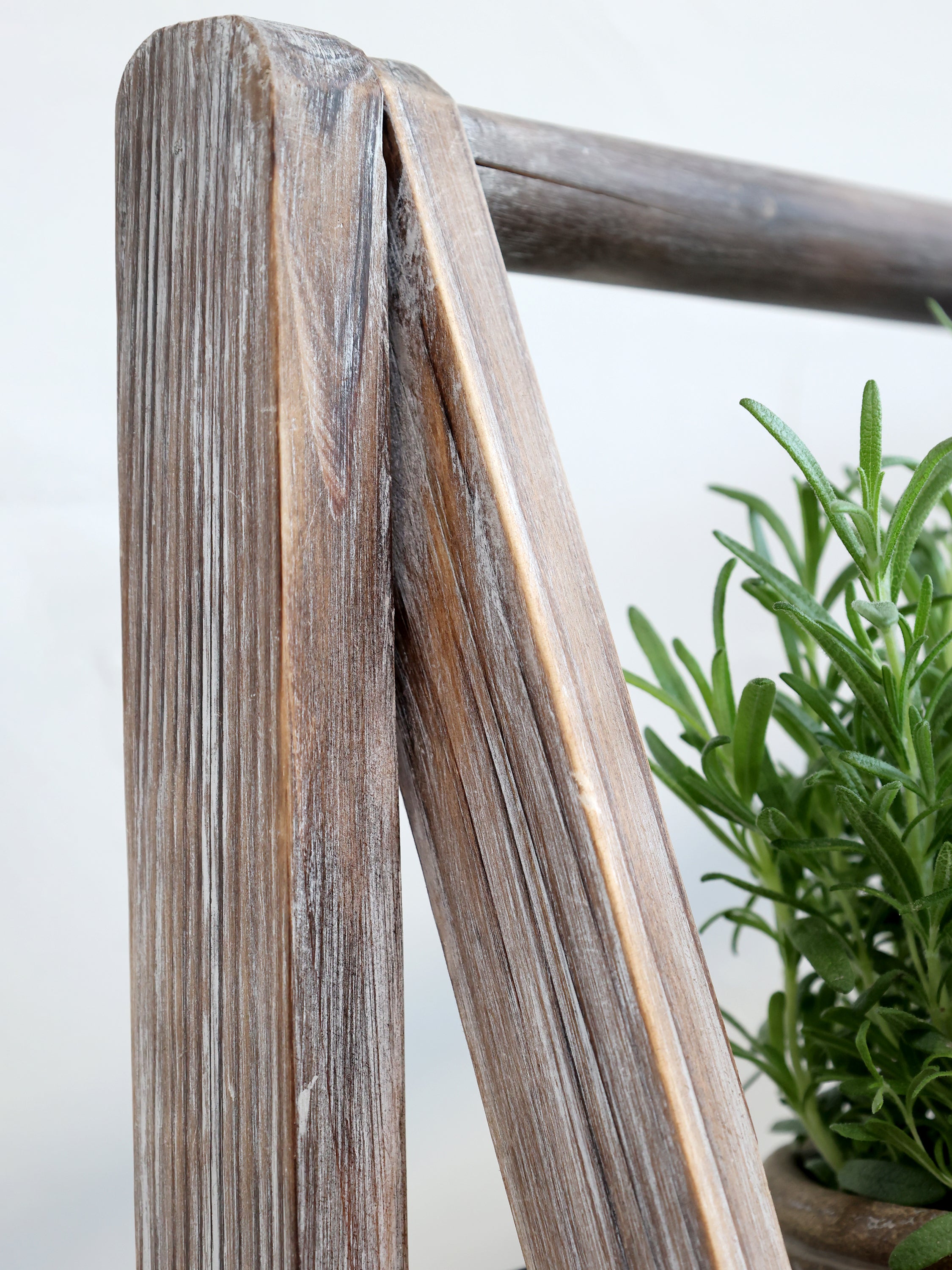 Reol m. 5 hylder og kurve, H170/L42/B70 cm natur