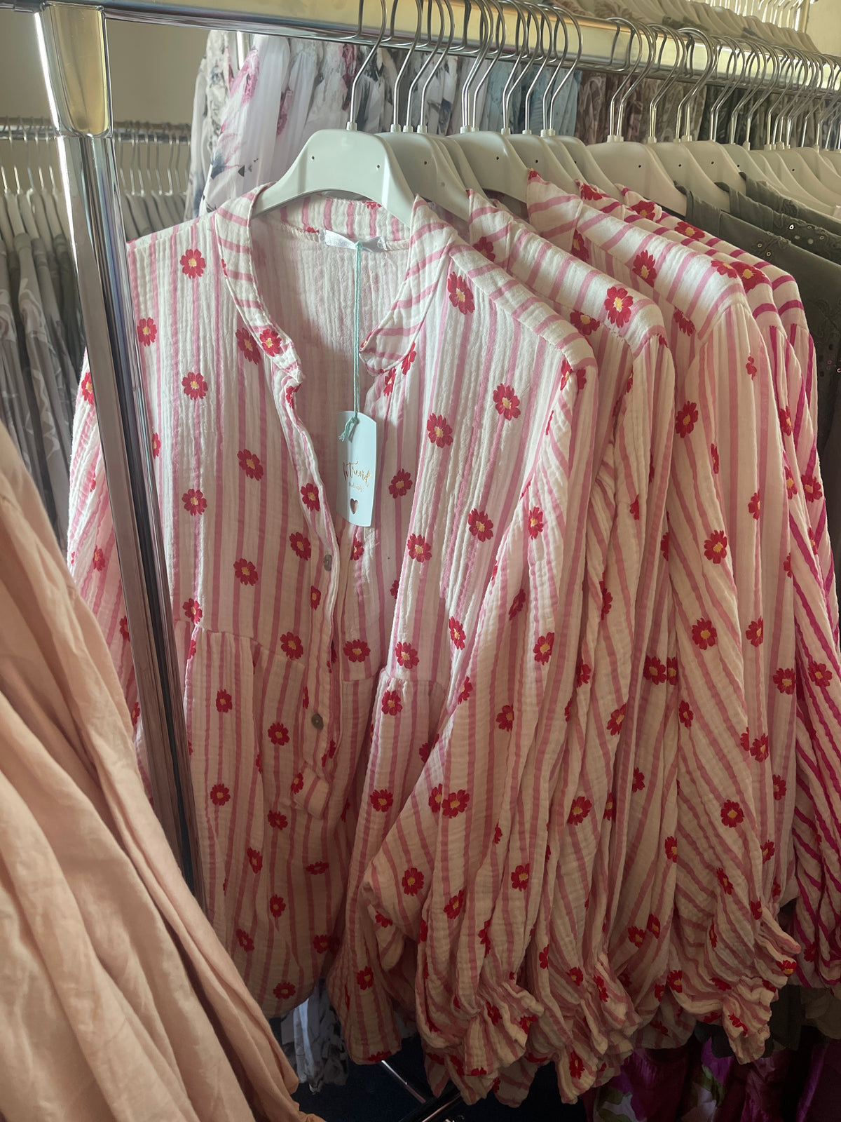 Skjorte med striber og blomster by Sierra