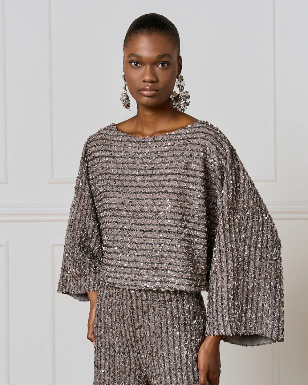 Access Langærmet top med pailletter og bådudskæring by Access Fashion