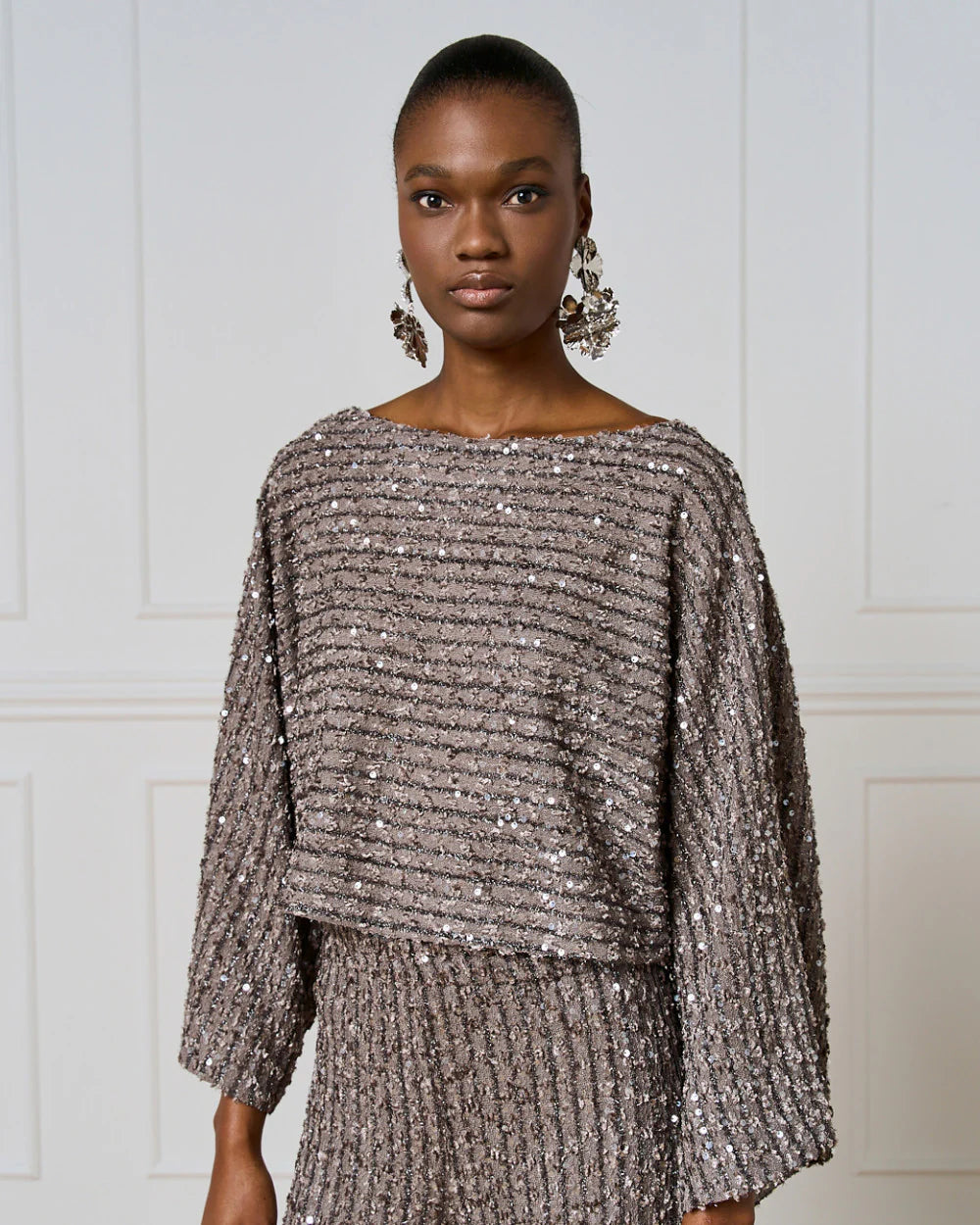 Access Langærmet top med pailletter og bådudskæring by Access Fashion