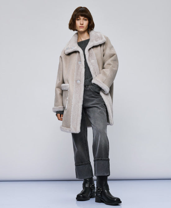 Vendbar damejakke med krave i kunstpels