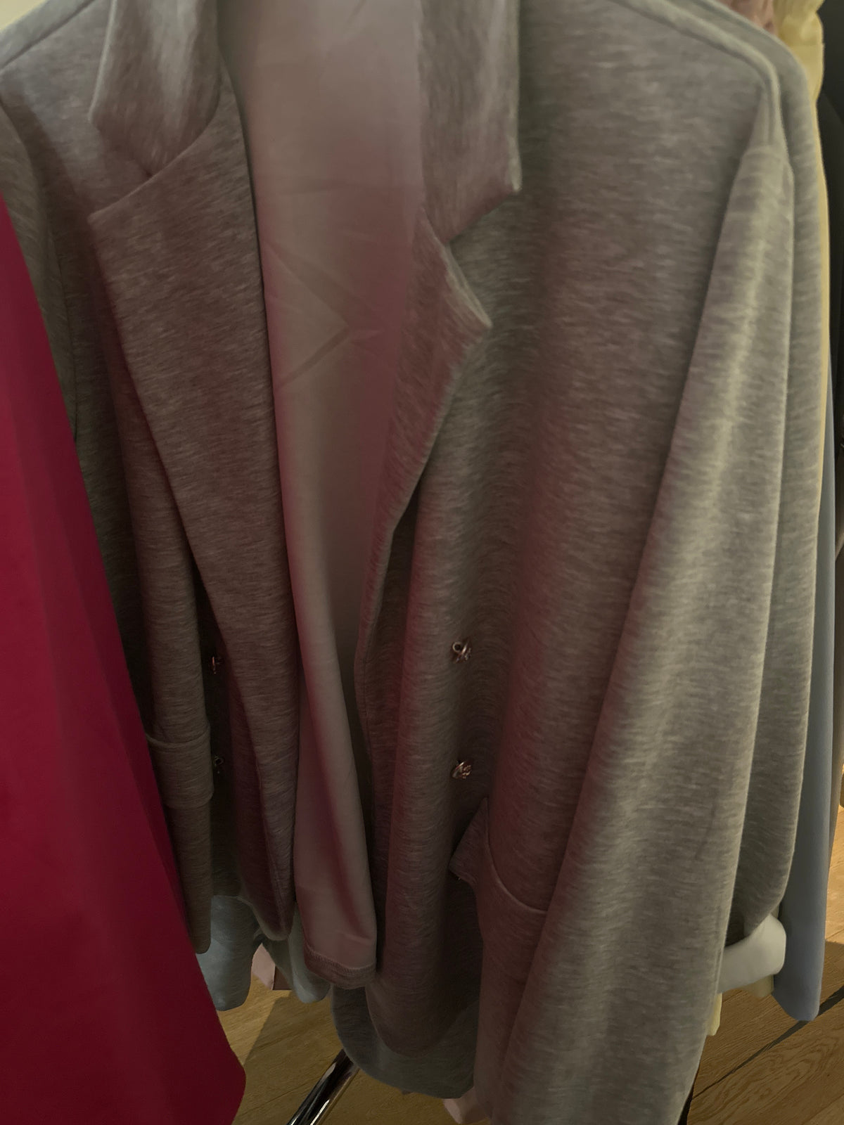Blazer i blød stof og med guld knapper