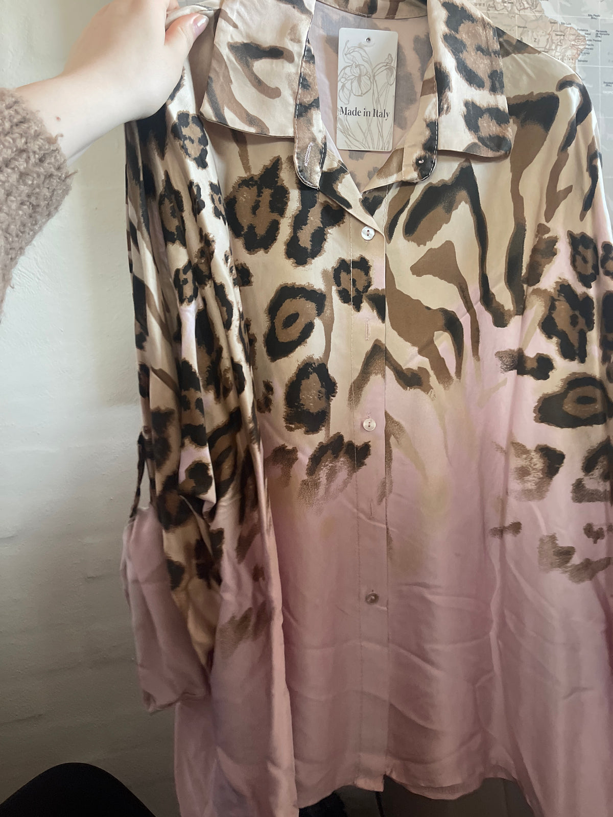 Satin skjorte med leo fade by Bluebell