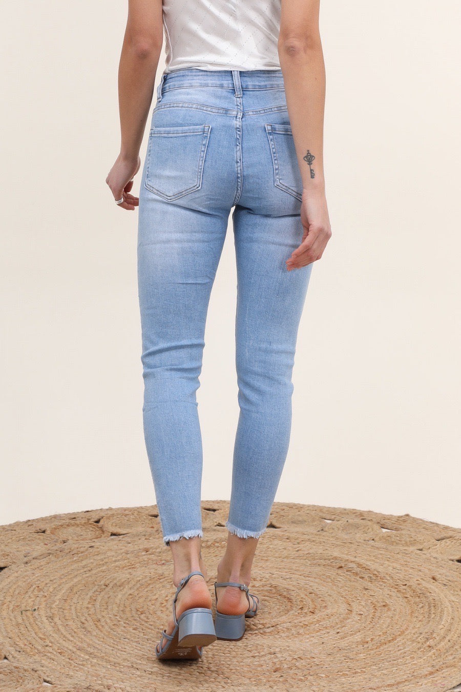 Jeans med bling på fronten og fryns by Krone 1