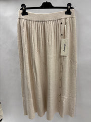 Lang Plisseret Nederdel, Knapper