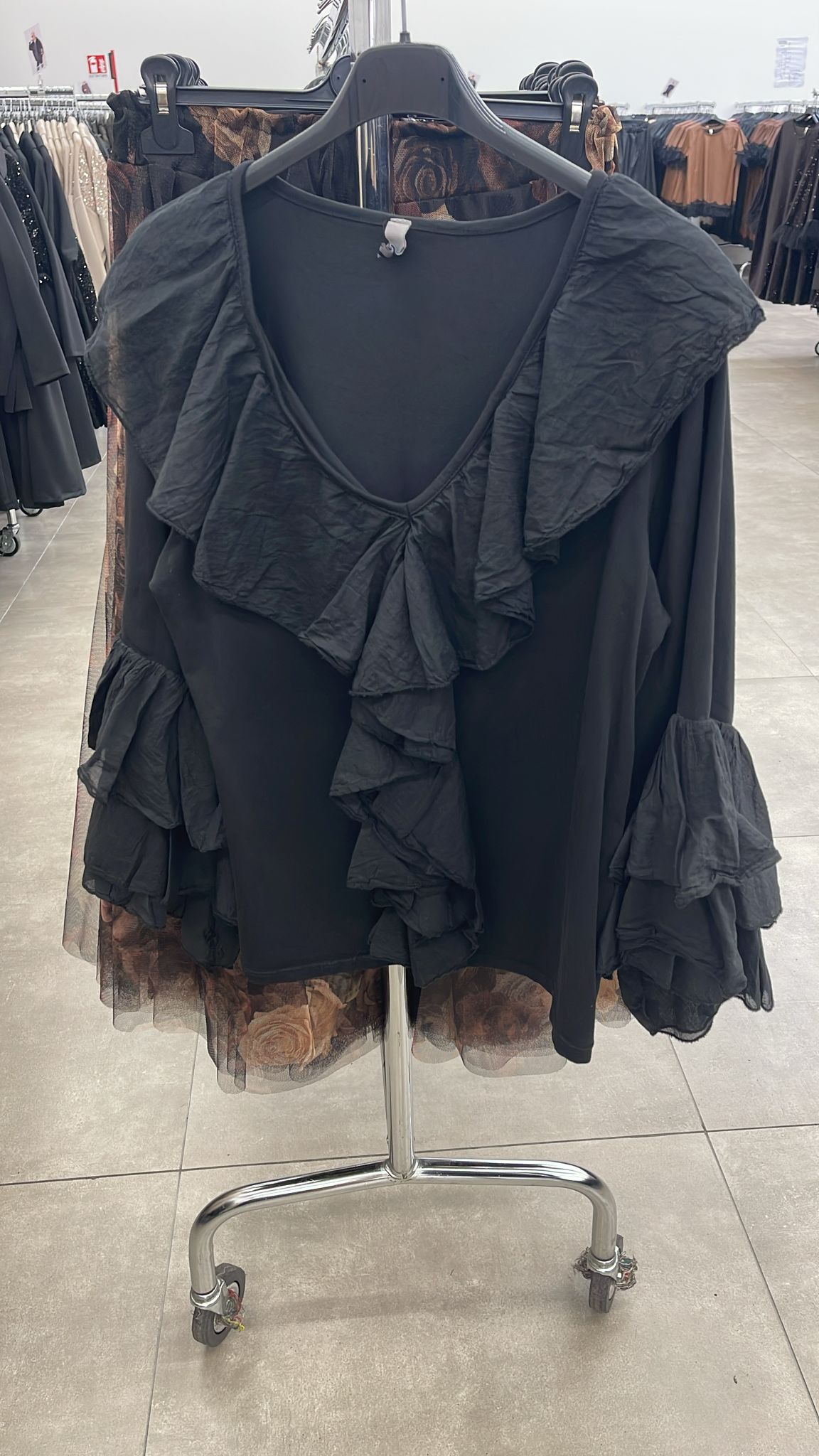 Bluse med flæse front og ærmer