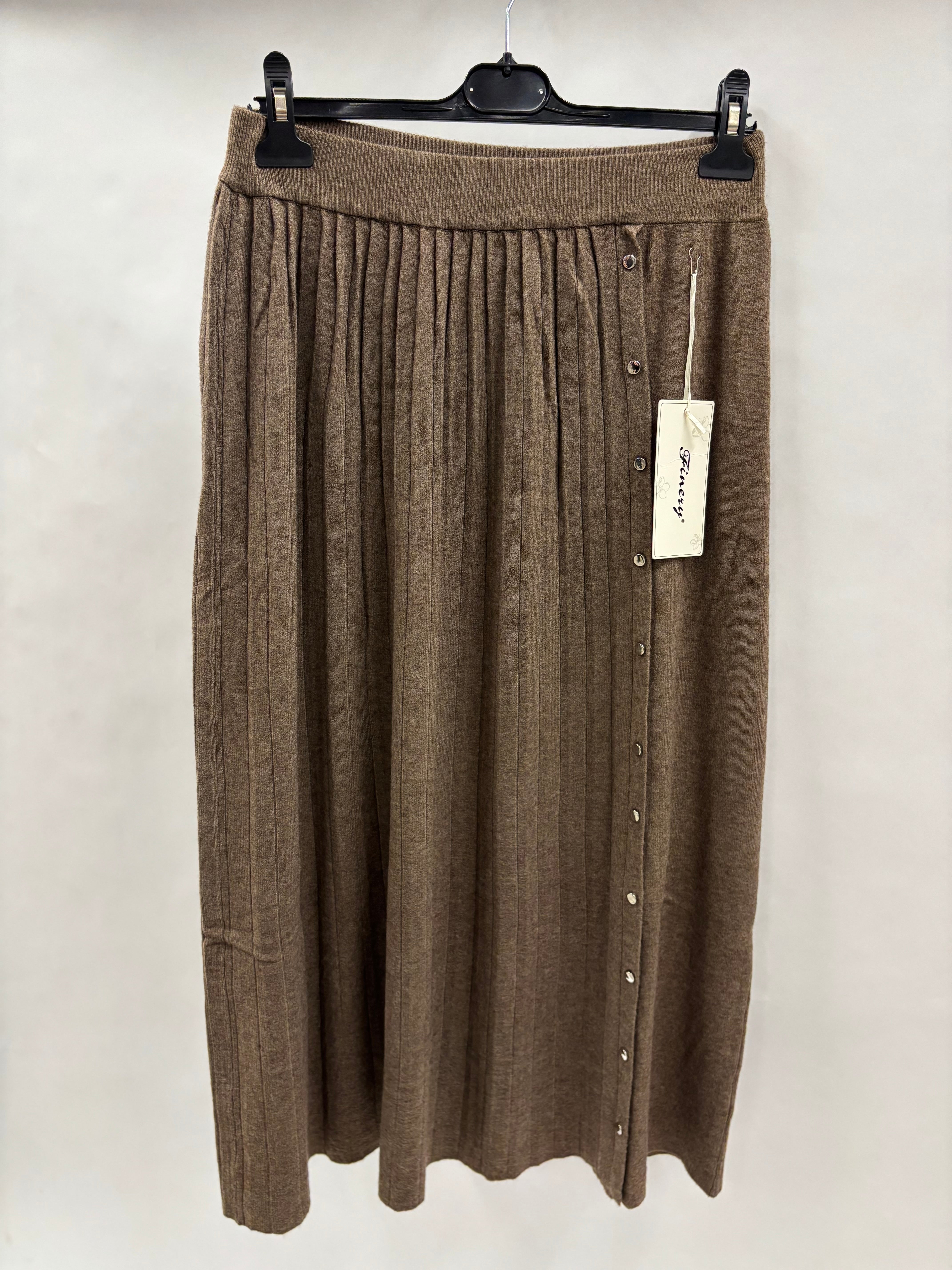 Lang Plisseret Nederdel, Knapper