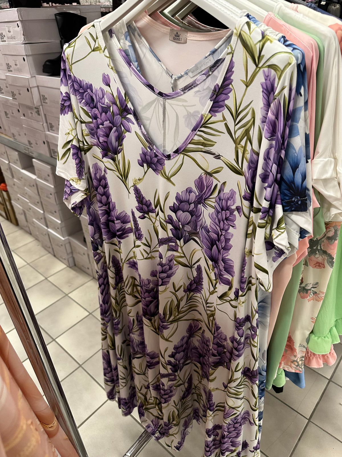 A-shape kjole med lilla blomster - Brystmål 130cm - Preorder