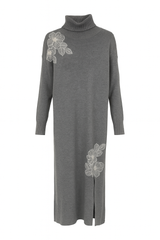 Strikkjole med broderi blomster by Krone 1