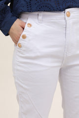 Hvide jeans med guld knapper