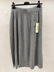 Lang Plisseret Nederdel, Knapper