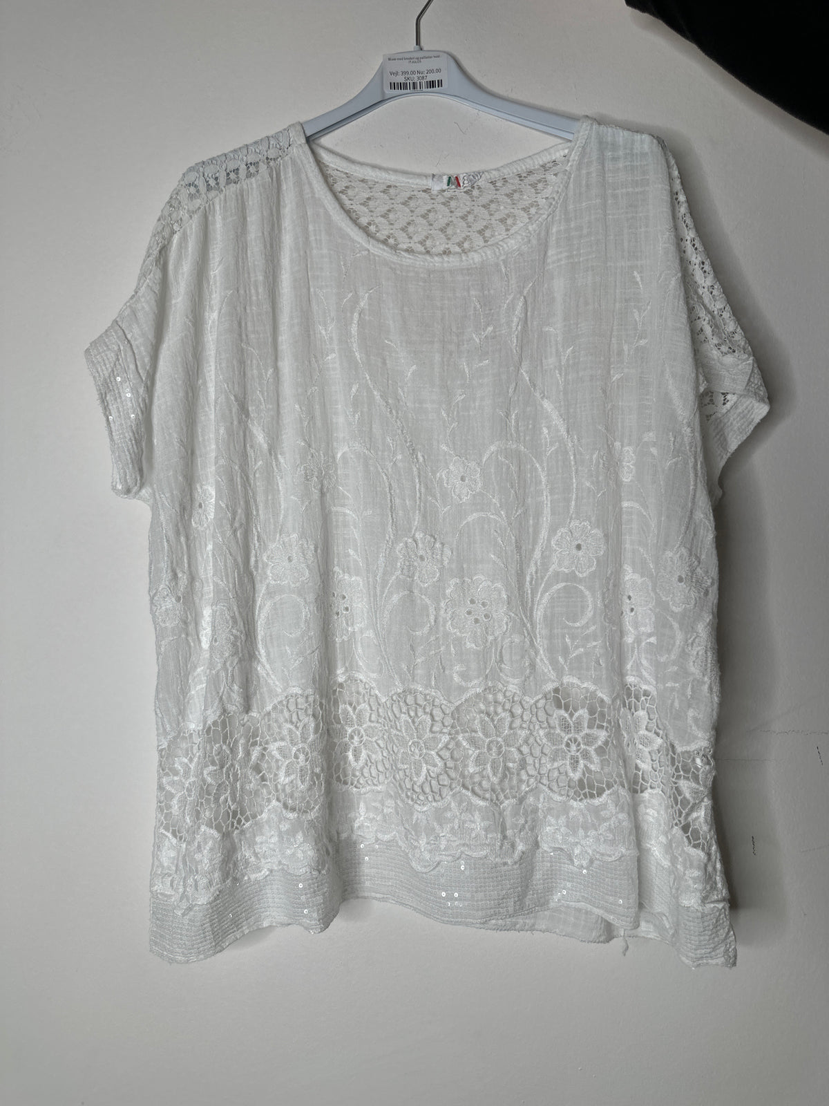 Bluse med broderi og pailletter hvid - ITJULI25