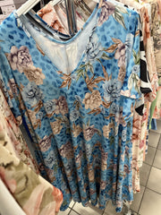 A-shape kjole med blå leo og blomster - Brystmål 130cm - Preorder