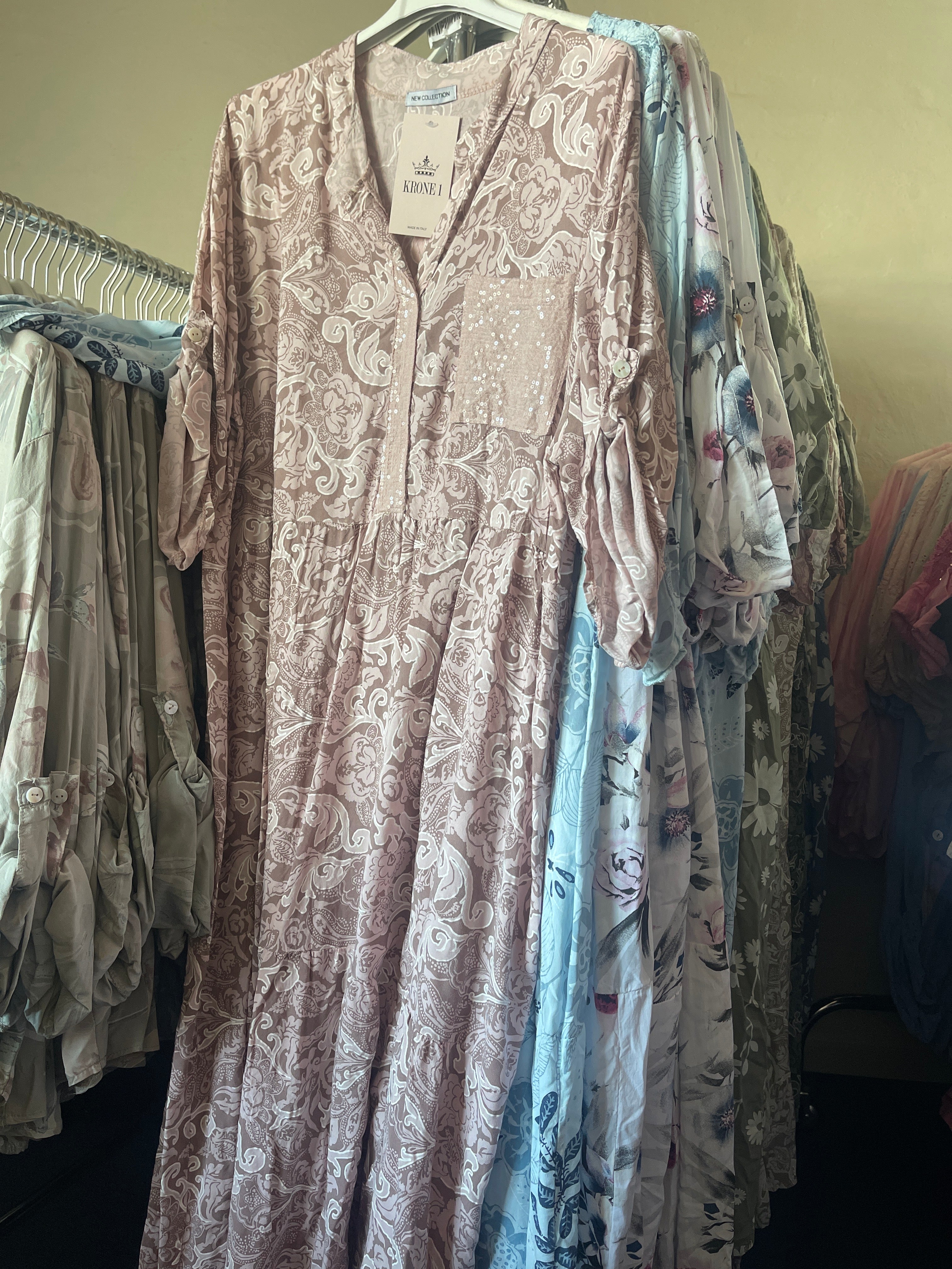 Lang skjortekjole med pailletter og mønster by Miss Style