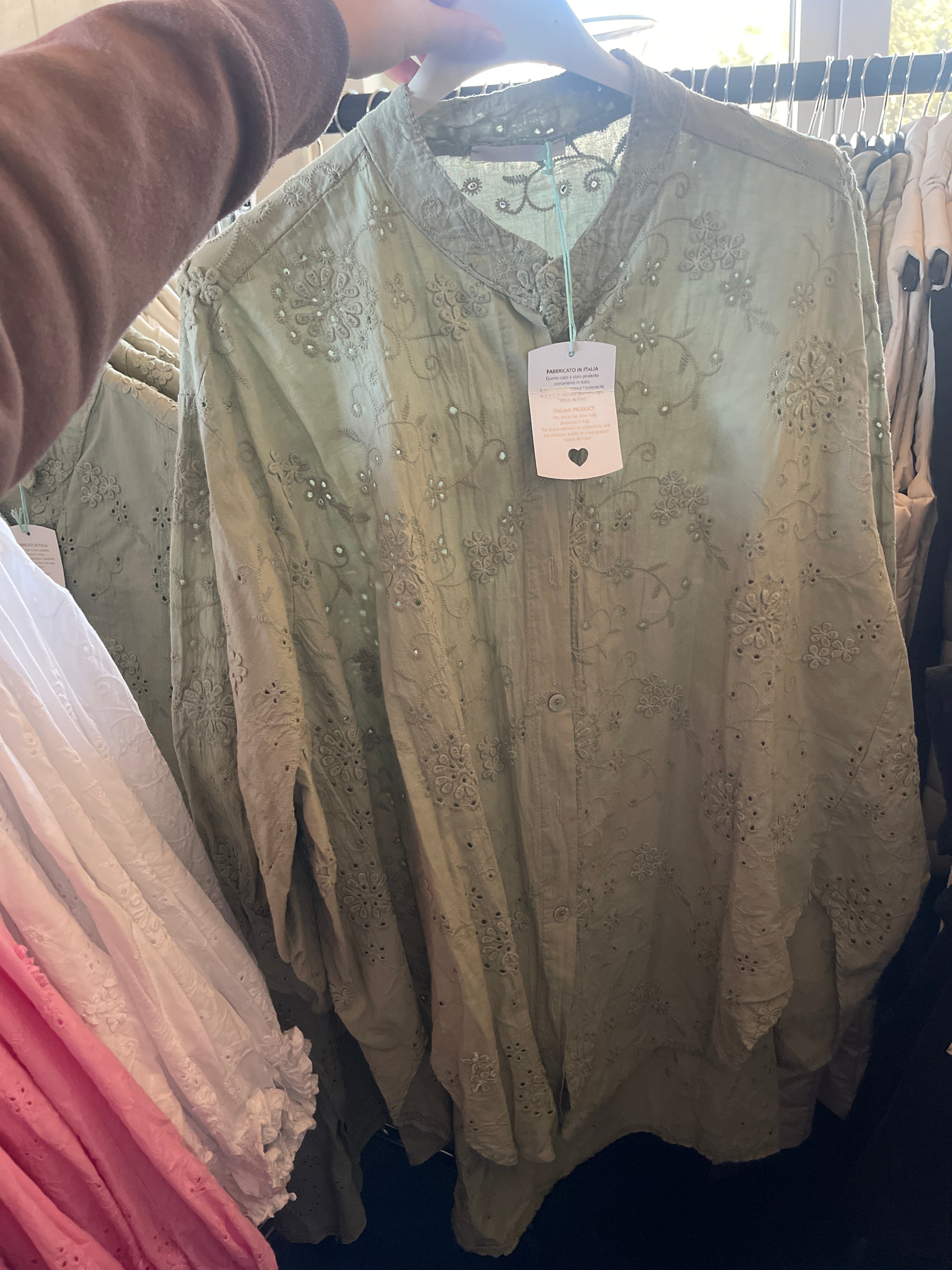 Oversize skjorte med blomster broderi by Sierra