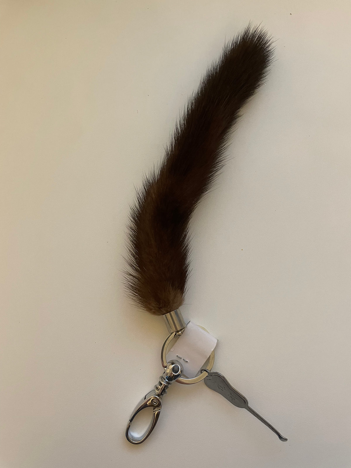 Nøglering med pels og neglepinde