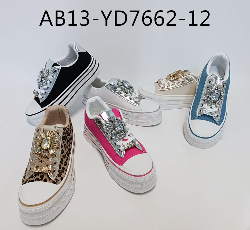Sneakers med bling brocher - ITMARTS25 by Gioia
