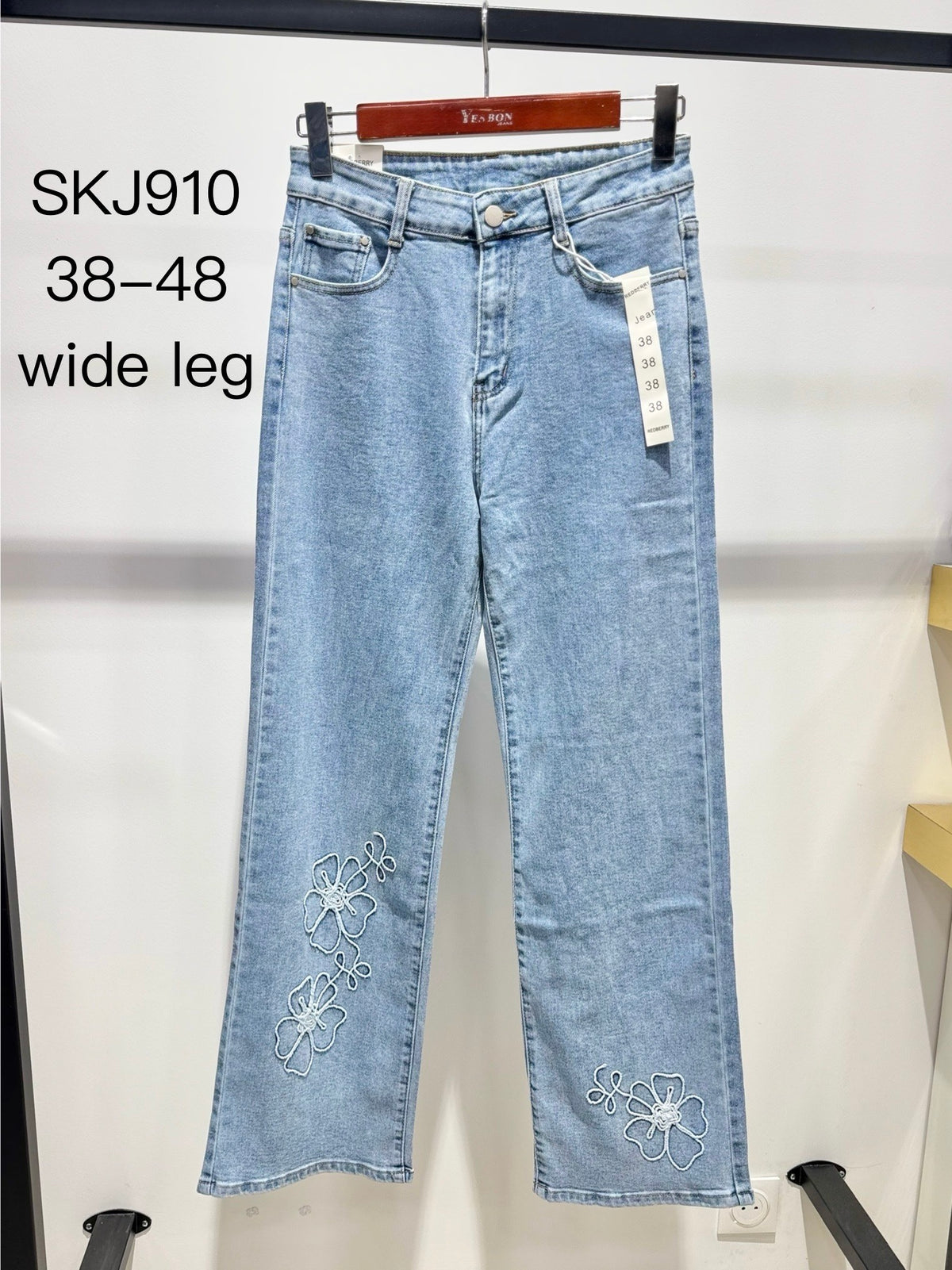 Jeans med broderet blomster