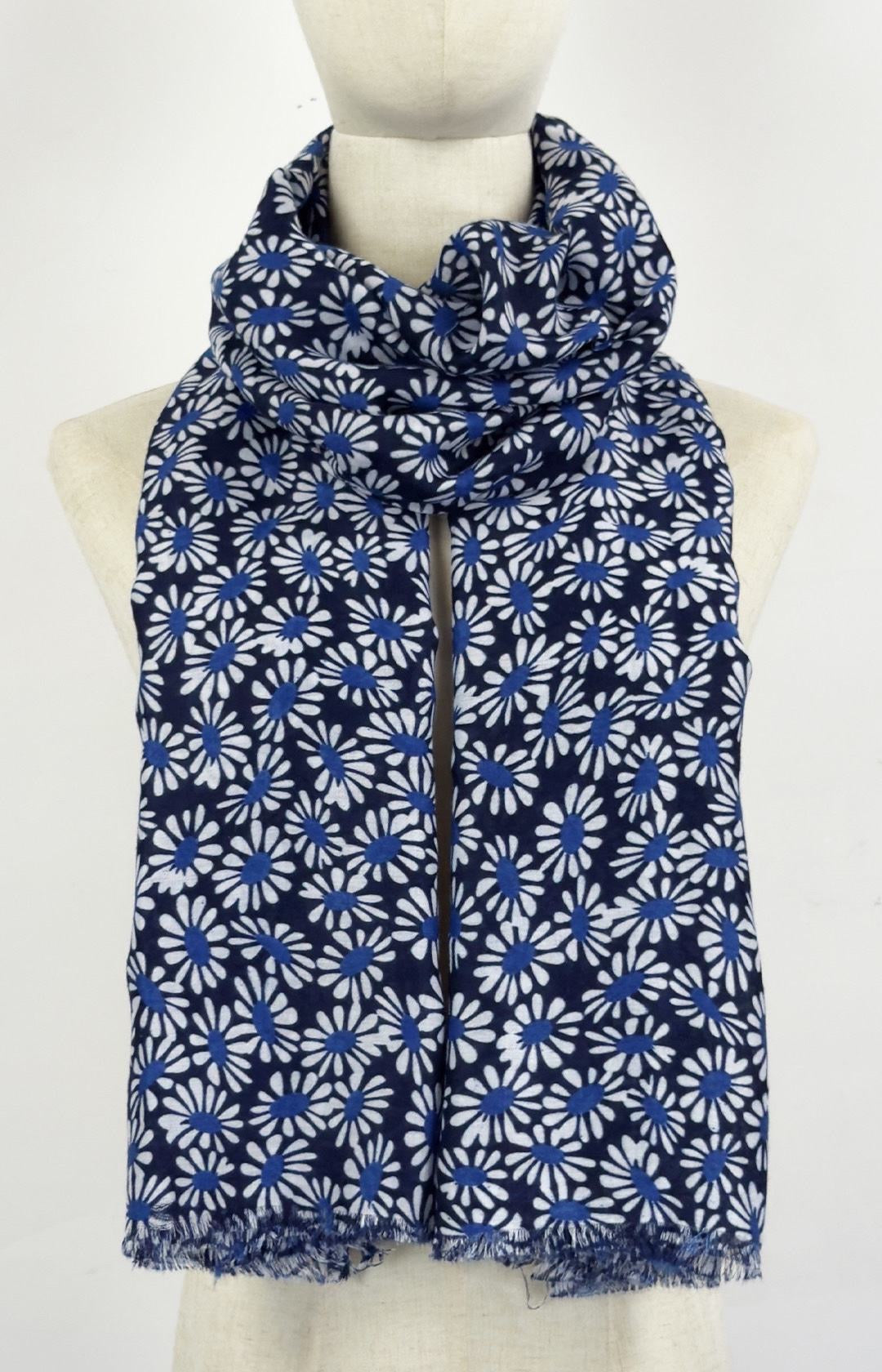 Tørklæde med små blomster by Katier