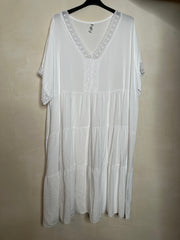 Kjole med hæklet detaljer - Brystmål 130cm - Viskose by Miss Moon