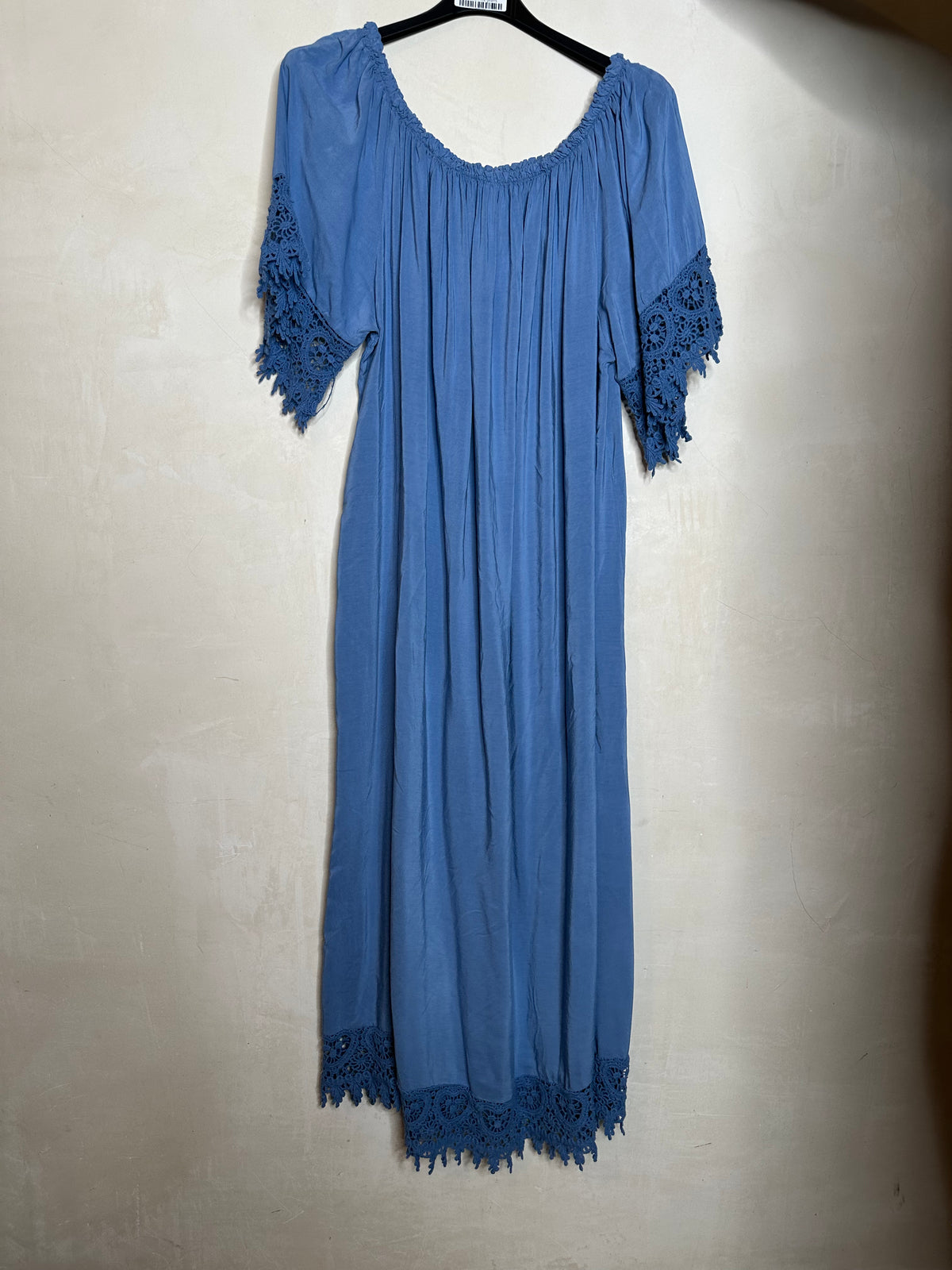 Kjole med hæklet ærmer by Miss Moon