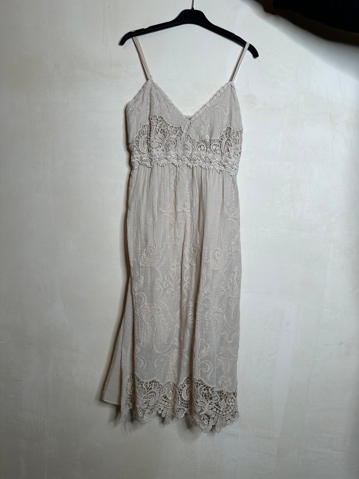 Blonde kjole med stropper - ITMAJ25 by Pronto Moda Elisa Ye