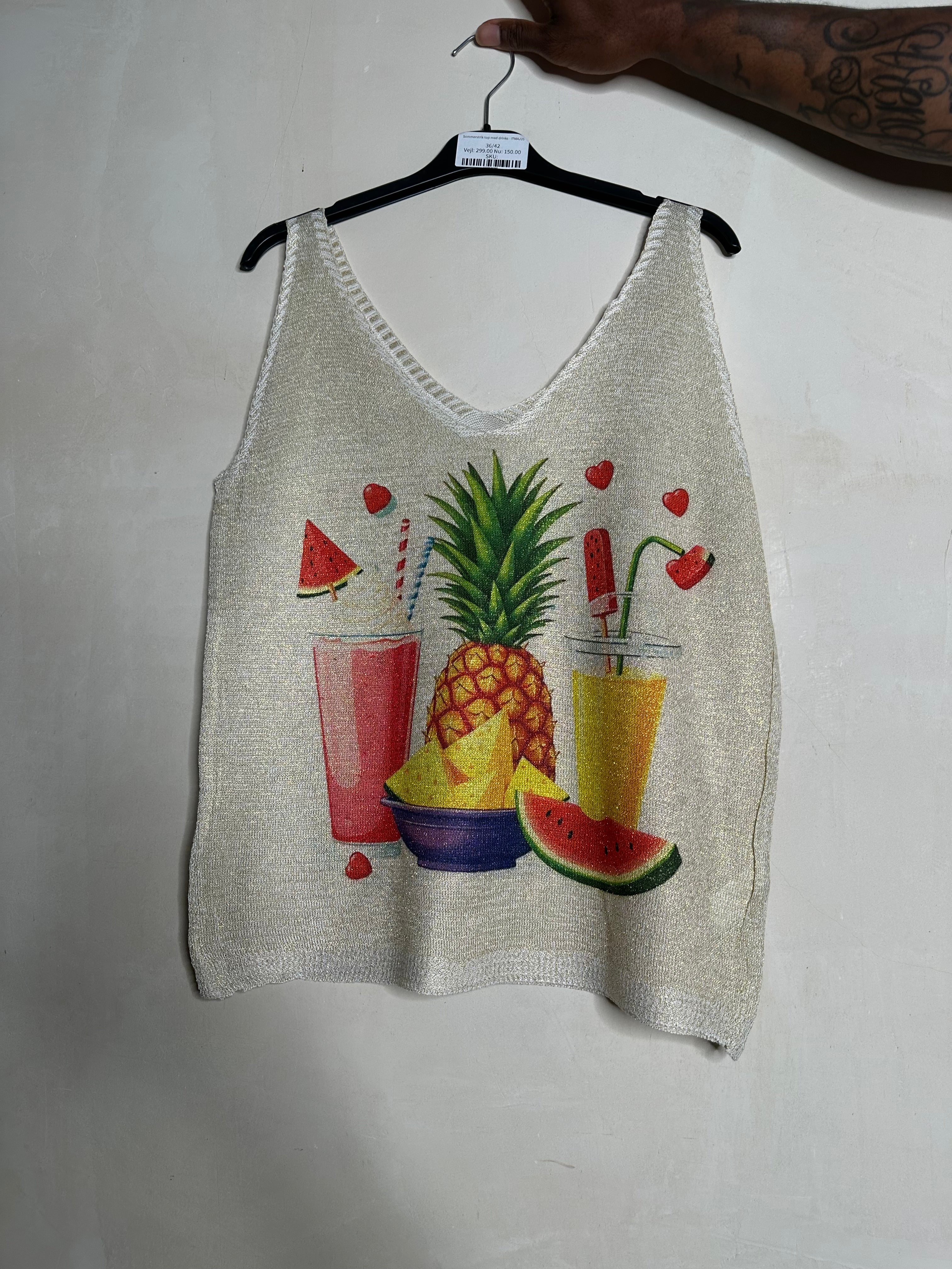 Sommerstrik top med drinks - ITMAJ25 by Ohlala