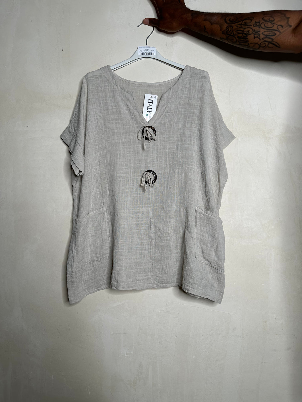 Bomulds t-shirt med knapper - ITMAJ25