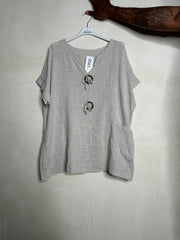 Bomulds t-shirt med knapper - ITMAJ25