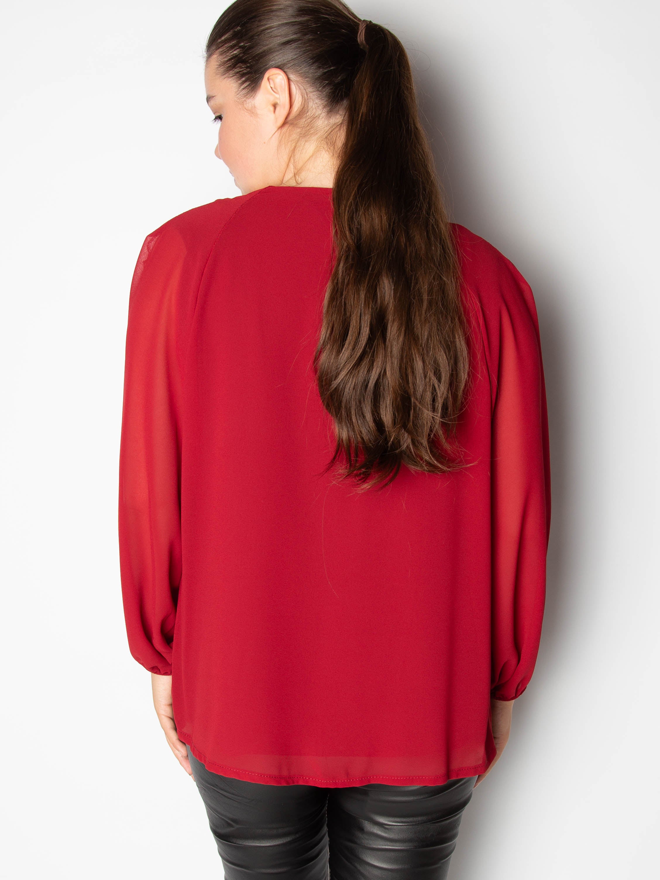 Bluse med blonde v udskæring