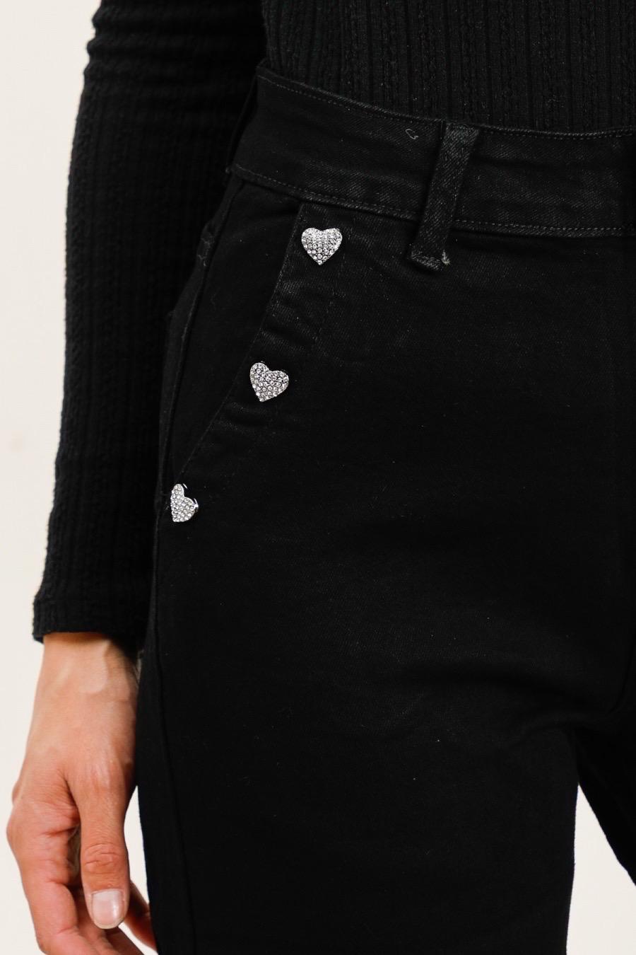 Jeans i sort med bred ben og hjerte bling knapper