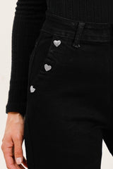 Jeans i sort med bred ben og hjerte bling knapper