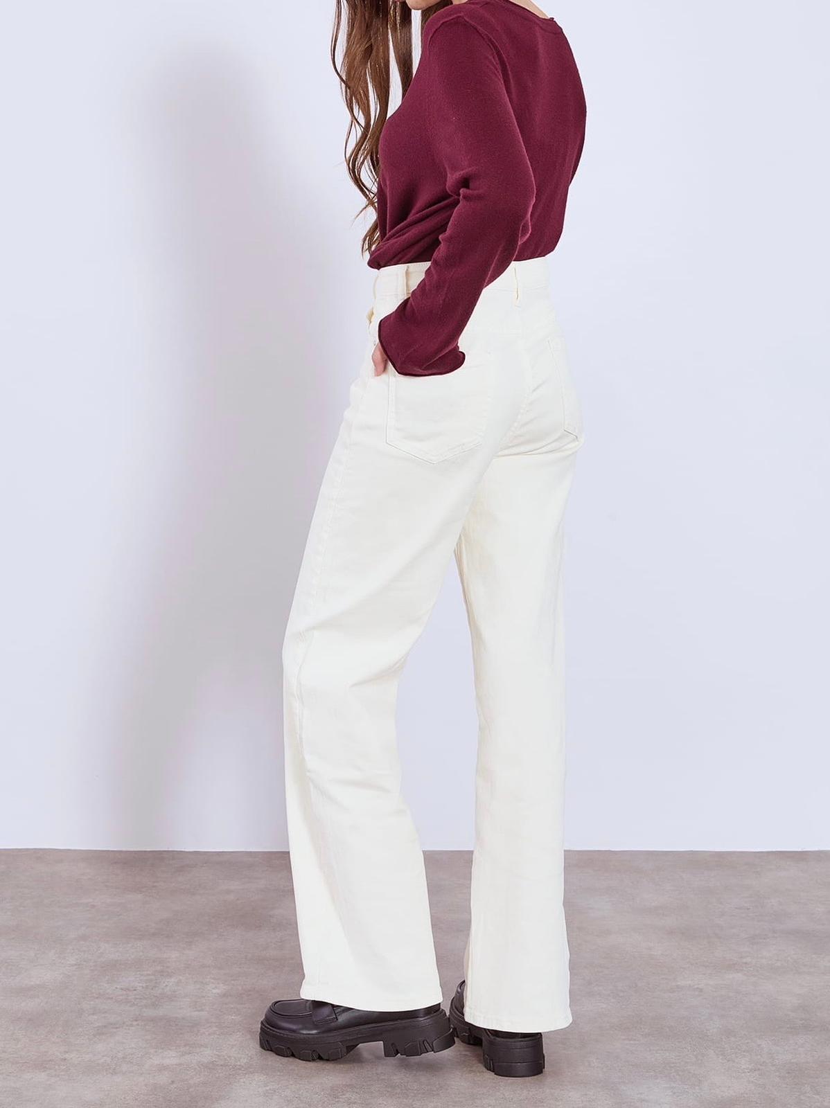 Jeans i creme med brede ben