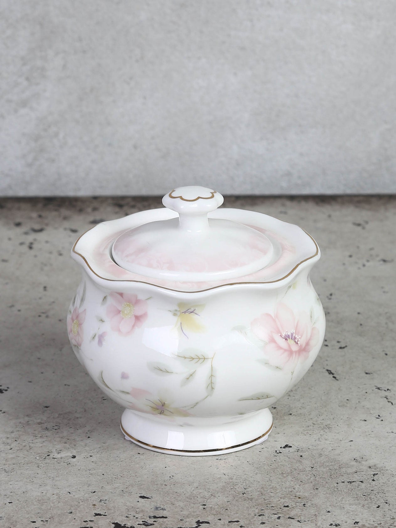 Sugar bowl with floral motif and gold edge