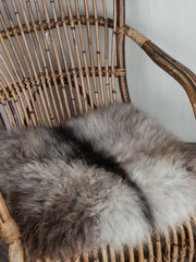 Lammeskind til stol med brune detaljer grå